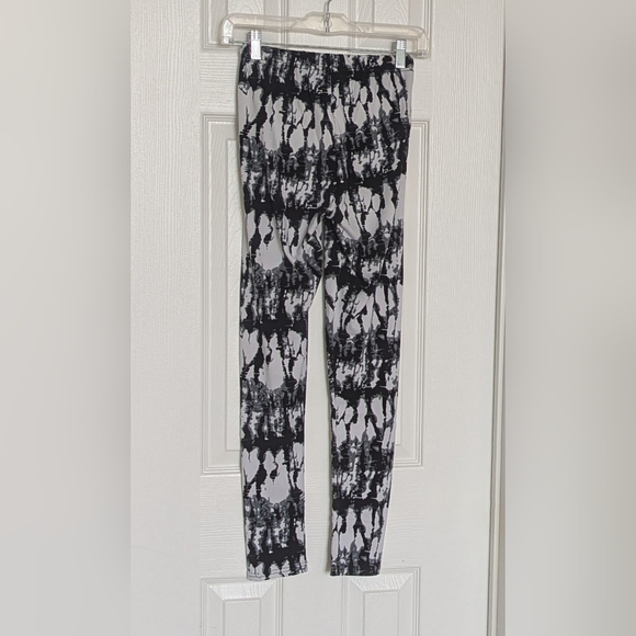 Shosho Women's Black, White & Gray Tie-dye Patterned Leggings - Picture 7 of 10